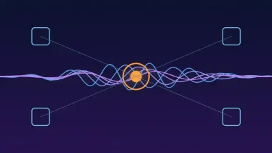 رسم توضيحي لموجات صوتية متداخلة تتصل بدوائر رقمية ترمز إلى نموذج صوتي ذكي للمحادثة الفورية