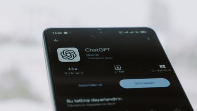 تطبيق شات جي بي تي على شاشة هاتف ذكي بعد التحديث الجديد