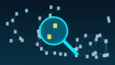 رسم توضيحي لعدسة مكبرة تفحص شبكة من المستندات المترابطة في إشارة إلى البحث العميق بالذكاء الاصطناعي