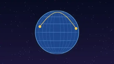 رسم توضيحي لكرة أرضية تربط بين نصفيها خطوط اتصال رقمية ترمز إلى الحوار الدولي حول الذكاء الاصطناعي