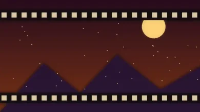 رسم توضيحي لشريط سينمائي فوق جبال عند الغروب يرمز إلى دراما مولدة بالذكاء الاصطناعي