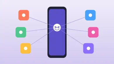 رسم توضيحي لهاتف ذكي تخرج منه أيقونات خدمات متعددة متصلة بمساعد رقمي يرمز إلى المساعدات الشخصية الذكية