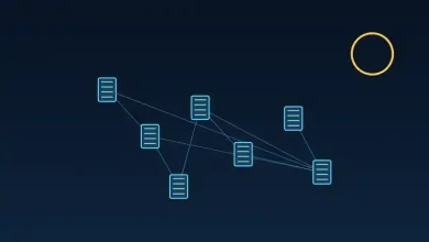 رسم توضيحي لخوادم مراكز بيانات متصلة عبر شبكة من الخطوط المضيئة ترمز إلى استئجار القدرة الحاسوبية